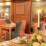 Avenue Hotel