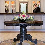 Avenue Hotel